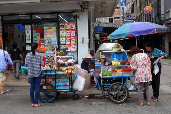 Vendedor vende frutas frescas locais na rua em Bangkok — Fotografia de Stock