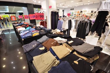 Alışveriş merkezinde satılan giysi varous TPES'in