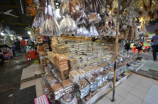 Gesalzener Fisch, Sardellen und Meeresfrüchte auf dem philippinischen Markt — Stockfoto