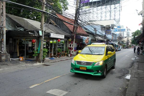 Passeio de táxi típico no centro da cidade de Bangkok — Fotografia de Stock