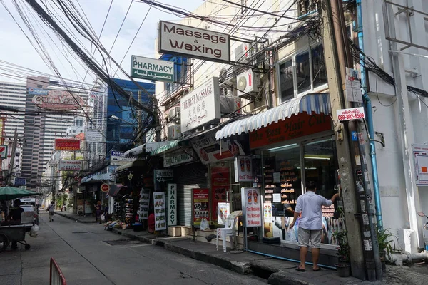 Pequeña calle a lo largo de Sukhumvit carretera, Bangkok — Foto de Stock