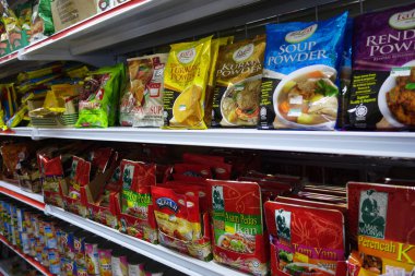 Alışveriş için ürün raflara