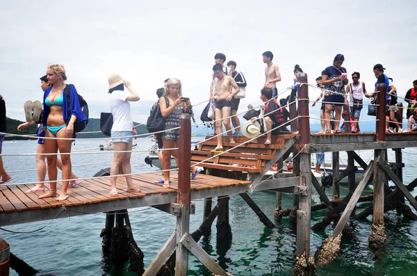 Turisté chodit na Manukan Island lávka v Malajsii — Stock fotografie