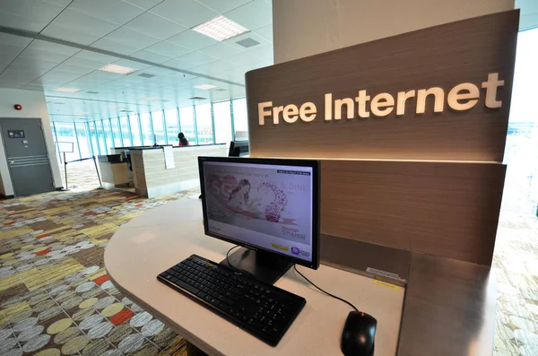 Free internet access computers at Singapore Changi Airport — Stock Photo, Image