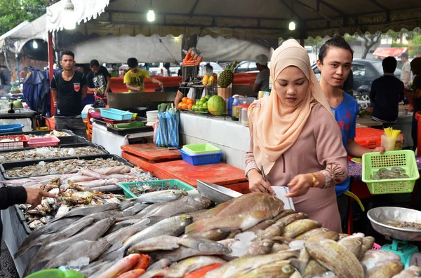 Kota Kinabal de akşam yemeği için ızgara deniz ürünleri balık çeşitli türü — Stok fotoğraf