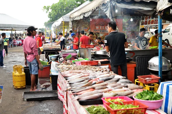 Variedad de pescados y mariscos a la parrilla para cenar en Kota Kinabal — Foto de Stock