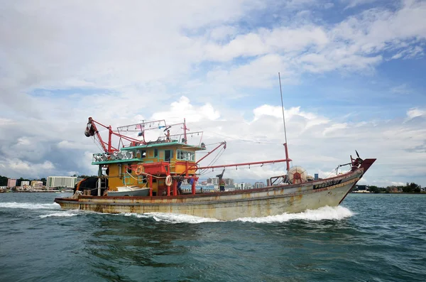 コタキナバルで朝の商業漁船 — ストック写真