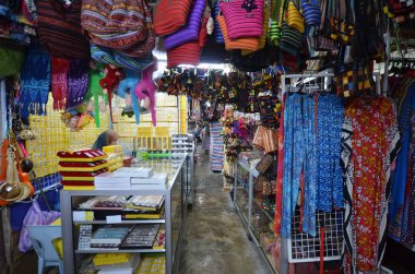 Kota Kinabalu Filipino piyasada satılan el sanatları