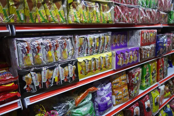 Alışveriş için ürün raflara