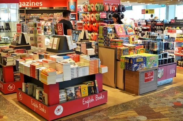 Κατάστημα τους πελάτες για τα βιβλία σε Changi Airport, Σιγκαπούρη — Φωτογραφία Αρχείου