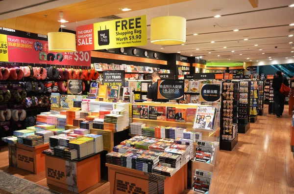 Os clientes compram livros em Changi Aeroporto, Singapura — Fotografia de Stock