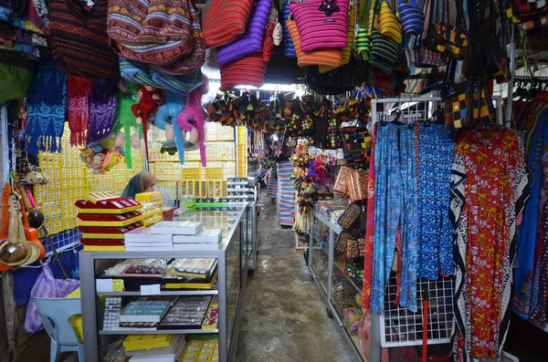 Handwerk verkocht in de Filippijnse markt in Kota Kinabalu — Stockfoto