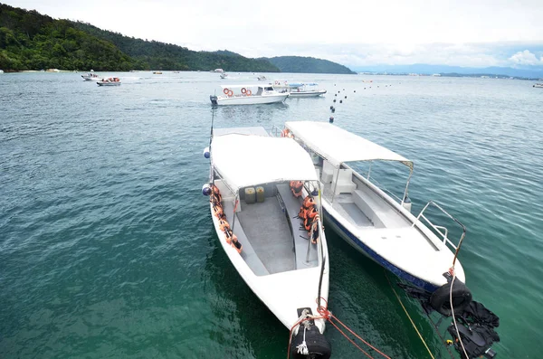 Schnellboote parken auf der Insel Sapi, Sabah — Stockfoto