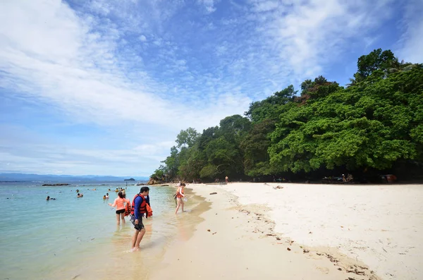 Turistler Sabah Island'da sapı beyaz kum plaj keyfini çıkarın