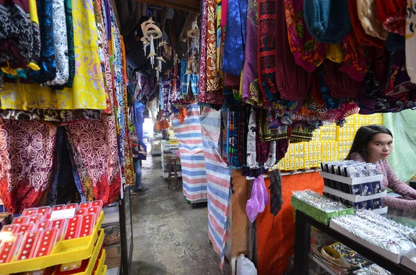Artesanía vendida en el mercado filipino de Kota Kinabalu — Foto de Stock