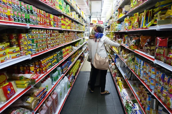 Mladé ženy nakupování v supermarketu — Stock fotografie