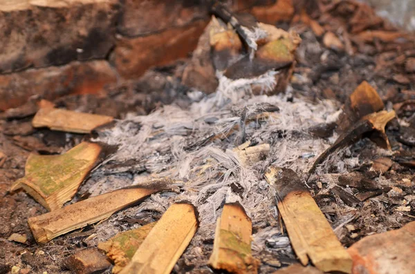 Пепел огня и обугленное дерево — стоковое фото