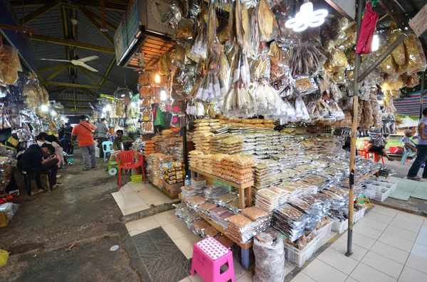 Pescado salado, anchoa y productos del mar en el mercado filipino — Foto de Stock