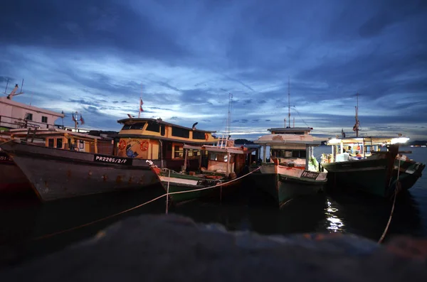 Bateaux de pêche commerciale le matin à Kota Kinabalu — Photo