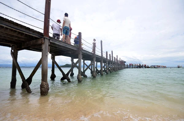 Passeio de turistas em Manukan Island passarela na Malásia — Fotografia de Stock