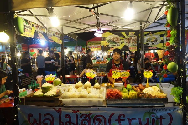 Sprzedaż owoców tropikalnych w Bangkok, Tajlandia — Zdjęcie stockowe