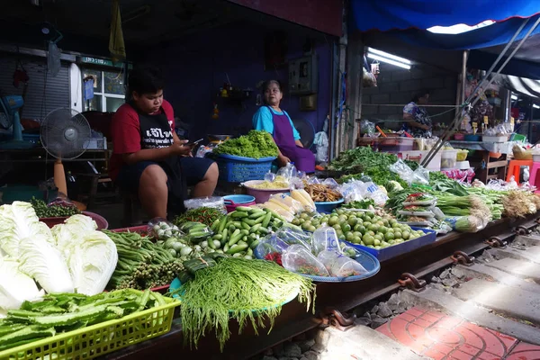 Mae Klong Market colocou todo o produto na ferrovia — Fotografia de Stock