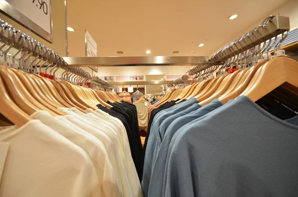 Designer kleding hanger in een rij — Stockfoto