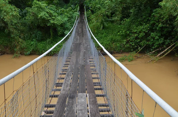 Puente colgante sobre el río — Foto de Stock