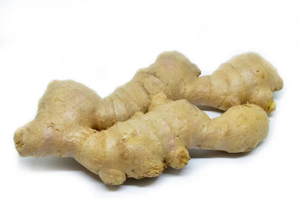 Ginger segar diisolasi di latar belakang putih. — Stok Foto