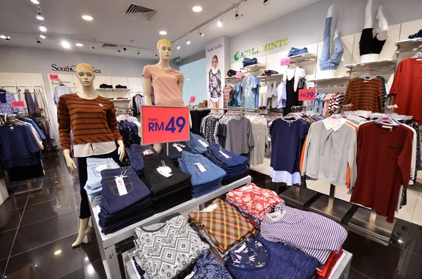 Alışveriş merkezinde satılan giysi varous TPES'in — Stok fotoğraf
