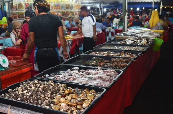 Kota Kinabal de akşam yemeği için ızgara deniz ürünleri balık çeşitli türü — Stok fotoğraf
