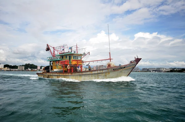 Barcos de pesca comerciais de manhã em Kota Kinabalu — Fotografia de Stock