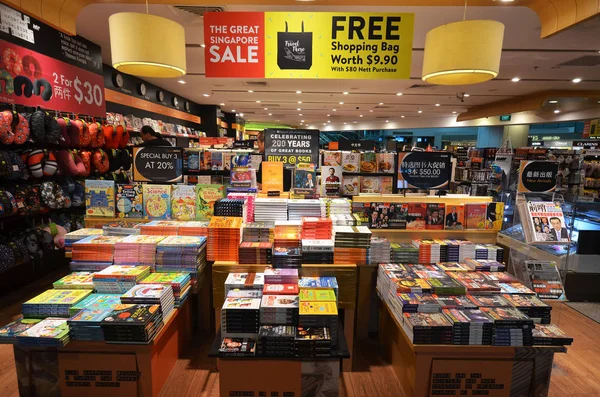 Os clientes compram livros em Changi Aeroporto, Singapura — Fotografia de Stock