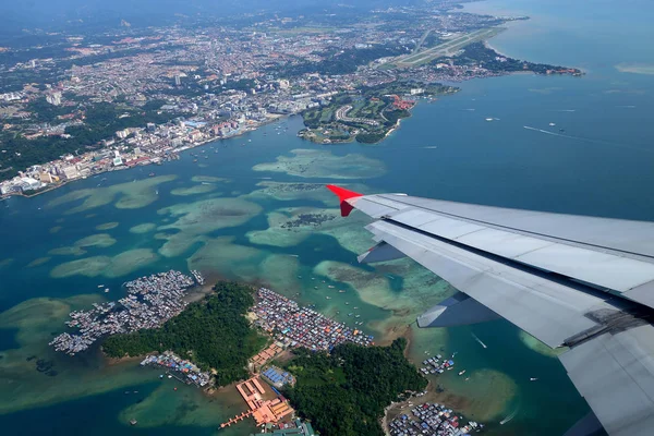 Luftaufnahme von Kota Kinabalu und der Insel Gaya, Sabah — Stockfoto