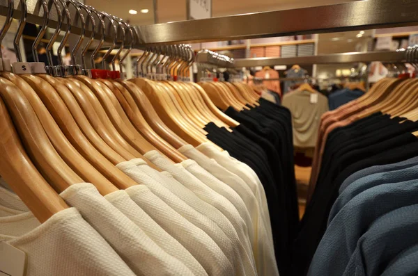 Designer kleding hanger in een rij — Stockfoto