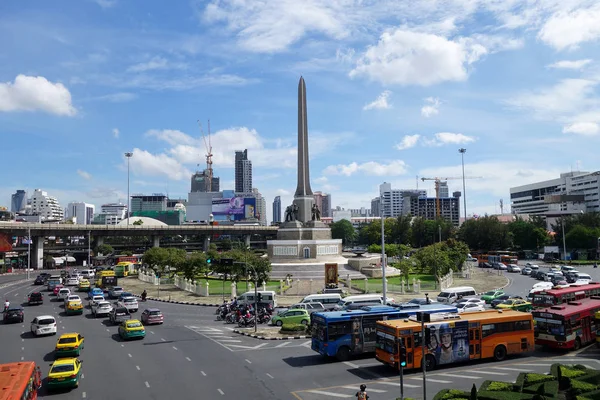Trafic de transport à Monument de la Victoire, Bangkok — Photo