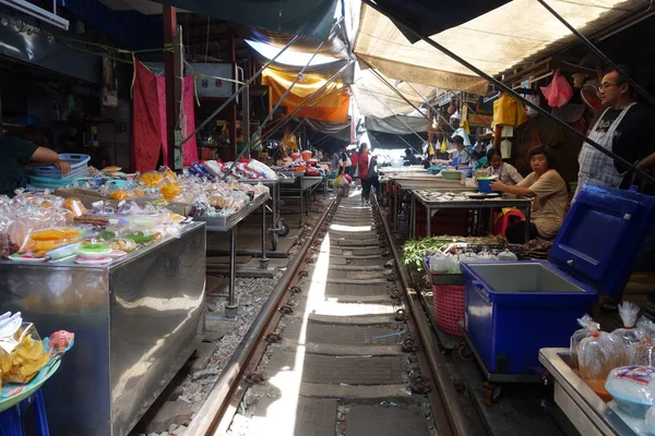 Mae Klong 市场放在铁路上的所有产品 — 图库照片