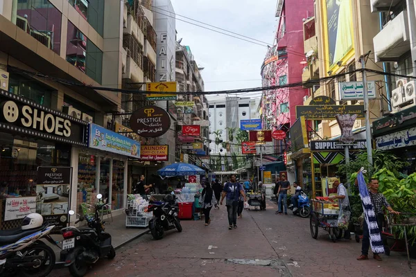 Küçük cadde boyunca Sukhumvit road, Bangkok — Stok fotoğraf
