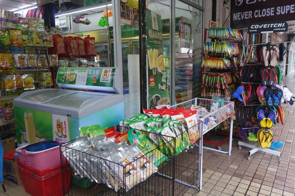 Affichage de produits de consommation dans un magasin pratique — Photo