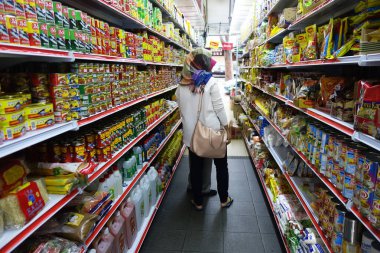Genç kadın süpermarkette alışveriş