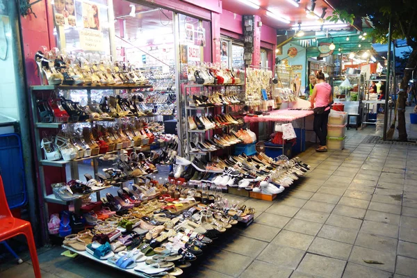 Verkoop van schoenen en sandalen op straat — Stockfoto