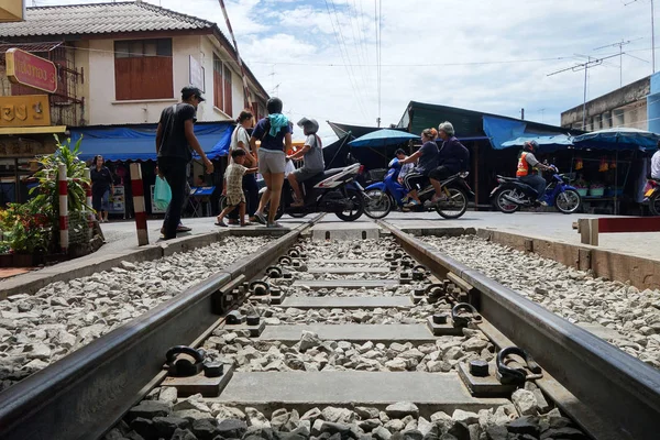 Mae Klong Market colocou todo o produto na ferrovia — Fotografia de Stock