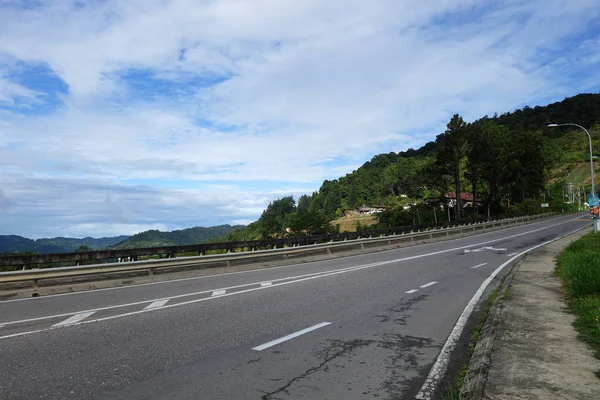 Camino a las colinas con cielo azul en Sabah —  Fotos de Stock