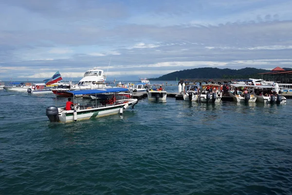 Touristenboote am Steg Jesselton Point, kota kinabalu — Stockfoto