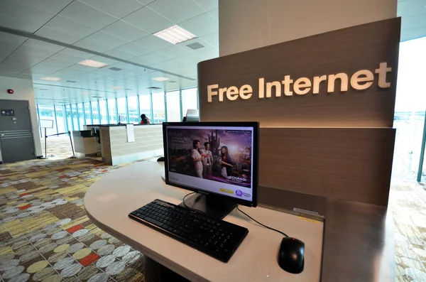 Computer mit kostenlosem Internetzugang am Flughafen singapore changi — Stockfoto