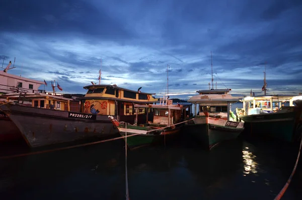 Kommerzielle Fischerboote am Morgen am Kota Kinabalu — Stockfoto