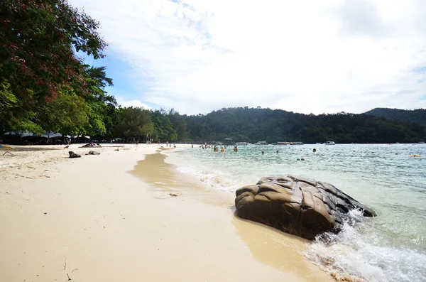 Los turistas disfrutan de la playa de arena blanca de la isla de Sapi en Sabah — Foto de Stock