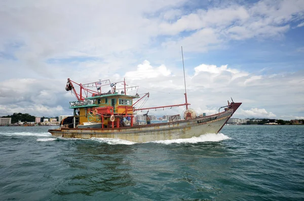 Barcos de pesca comerciais de manhã em Kota Kinabalu — Fotografia de Stock