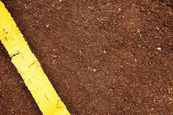 Svart väg trottoaren med gula linjen — Stockfoto