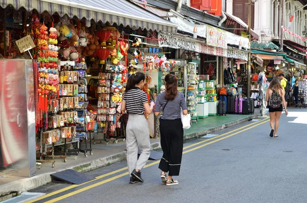 Bulliciosa calle del distrito de Chinatown en Singapur — Foto de Stock